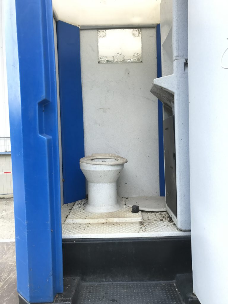 A vendre WC toilette chimique de chantier occasion - Dinibât Matériaux SA